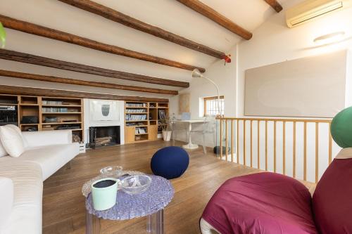 Design duplex Penthouse with Terrace and elevator in Monti