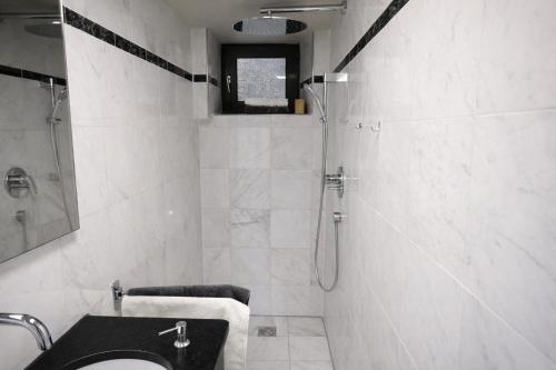 a bathroom with a shower with a toilet and a sink at Kleine Wohnung für Singles in Daun