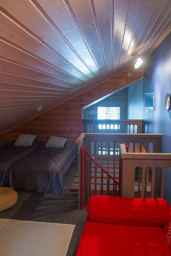 a bedroom with a bed and a staircase in a room at Koliwood A in Kolinkylä