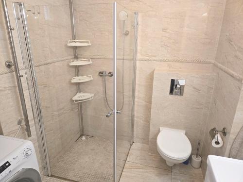 a bathroom with a shower with a toilet and a sink at Apartament Nowogard Centrum - Self Check in - Wejście na KOD in Nowogard