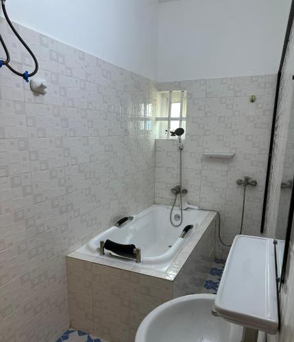 ein Badezimmer mit Badewanne und Toilette in der Unterkunft Opulence Résidence in Godomey