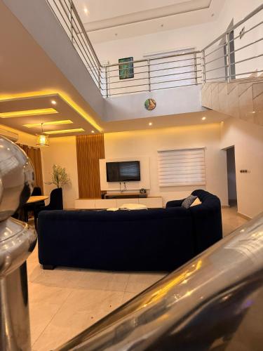 ein Wohnzimmer mit Sofa und Fernseher in der Unterkunft Opulence Résidence in Godomey
