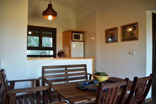una cocina con una mesa de madera con un tazón. en Casa con vistas al valle, en Montsonís