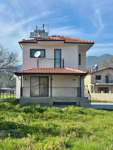 Escape from the City - Detached House with Garden in İncirköy