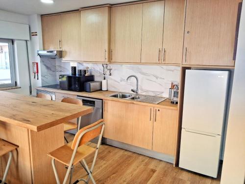 Large 2 bedroom flat with swimming pool and air-conditioning
