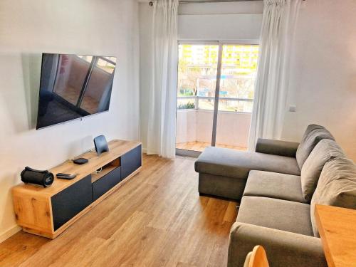 Large 2 bedroom flat with swimming pool and air-conditioning