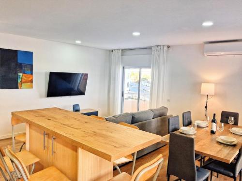 Large 2 bedroom flat with swimming pool and air-conditioning