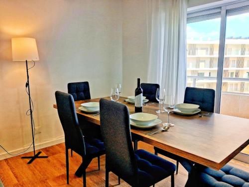 Large 2 bedroom flat with swimming pool and air-conditioning