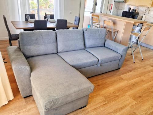 Large 2 bedroom flat with swimming pool and air-conditioning