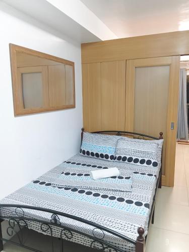 a bedroom with a bed in a room at Shell Residences MOA by Joseph in Manila