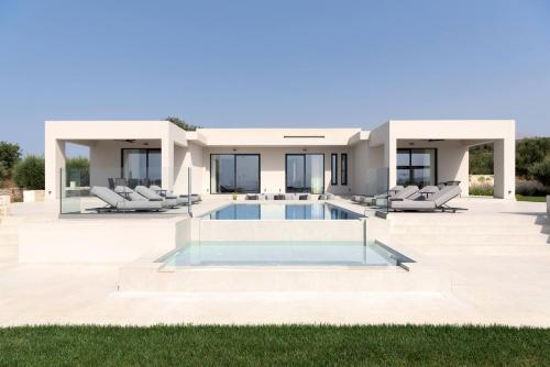 Caelum Villa with Heated Pool, By Hellocrete