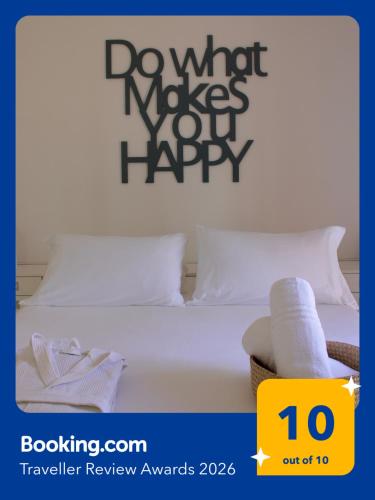 ein Bett mit einem Schild, auf dem steht: gemeinnützige Krankenschwestern, dein Glück in der Unterkunft EcoLiving Casa Vacanze in Torre Lapillo
