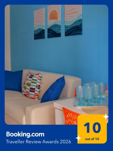 ein Wohnzimmer mit Sofa und Tisch in der Unterkunft EcoLiving Casa Vacanze in Torre Lapillo