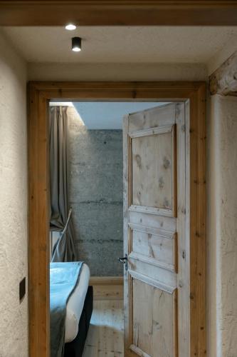 an open door to a room with a bed and a bed sqor at Grotta Bàlzer in Valdidentro