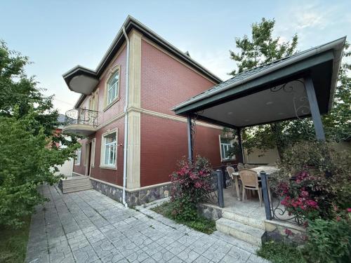 una casa con un portico e un patio di Ümid Əmlak a Quba