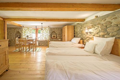 a bedroom with three beds and a dining room at Domeniul Trei Stejari in Mediaş
