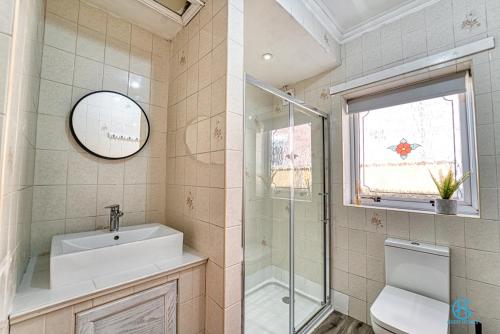 a bathroom with a sink and a shower and a toilet at 4 Bedrooms- Sleeps 8 in Kidderminster