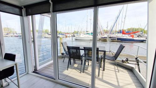 a dining room with a view of a marina at Marinaparcs Naarden in Naarden