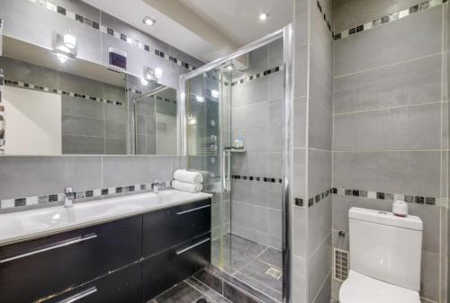 Eiffel Tower Accommodation Design في باريس: حمام مزود بدُش ومرحاض ومغسلة