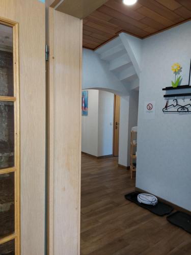 a hallway with a room with wood floors and a door at Ferienwohnung am Drömling Südheide - Gerda in Bergfeld
