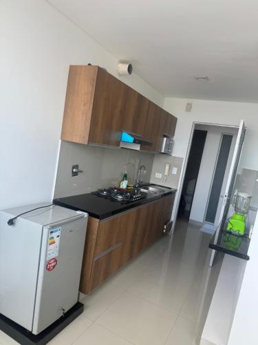 eine Küche mit Spüle und Kühlschrank in der Unterkunft Edificio Mirador las Américas in Santa Cruz de la Sierra
