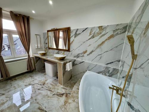 ein Badezimmer mit Badewanne und Waschbecken in der Unterkunft Maxplatz in Rehau