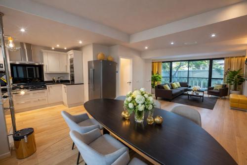a kitchen and living room with a table and chairs at Spacious 3-bed in Dulwich with parking in West Dulwich