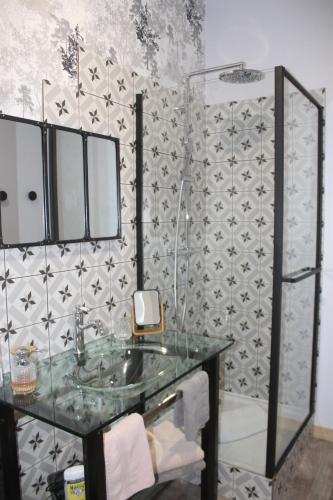 a bathroom with a glass sink and a shower at Gîte La Tchoupetta,proche Narbonne jaccuzi, jardin, canalplus, netflix in Peyriac-de-Mer