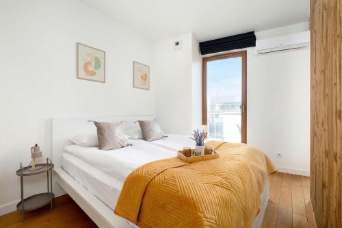 Exclusive Air Conditioned Studio in Cracow with Parking and Desk Close to the River by Renters Prestige