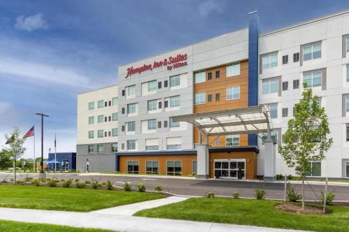 a rendering of the front of the hampton inn suites hotel at Hampton Inn & Suites By Hilton Louisville East Oxmoor in Louisville