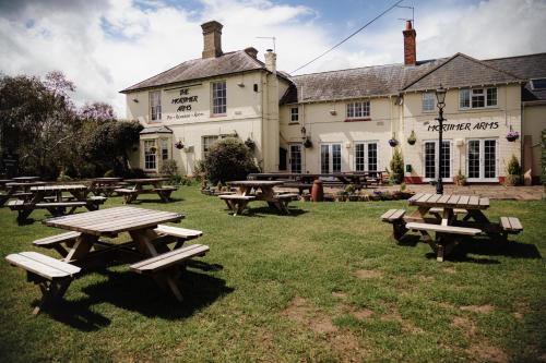 a group of picnic tables in front of a building at The Mortimer Arms in Romsey