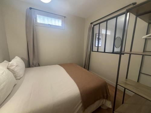 Un dormitorio pequeño con una cama y una ventana. en Morucci, en Bastia