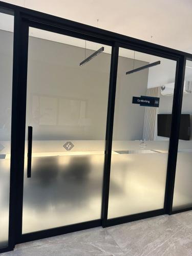 a glass door with a sign on it at Elegante, sofisticado, acogedor, moderno, turismo in Ciudad del Este