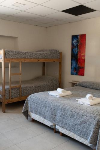 a room with two bunk beds in a room at Tres Arroyos Suite in Tres Arroyos