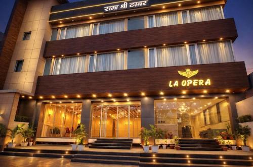 ein Gebäude mit einem Schild an der Vorderseite in der Unterkunft Hotel La Opera in Gwalior