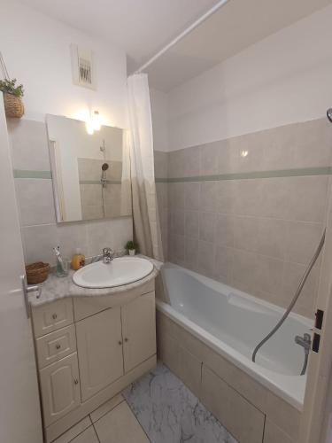 Un baño con bañera, lavabo y bañera. en L'Escapade Basque, en Hasparren