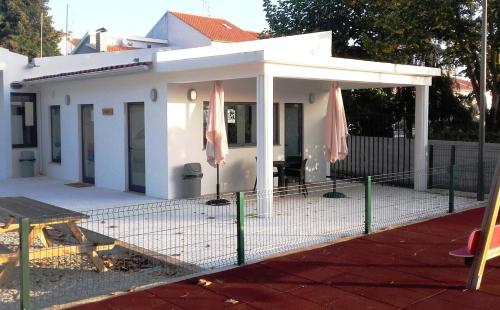 Bygningen som campingpladsen ligger i