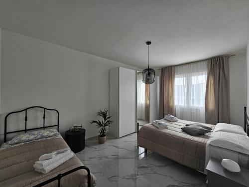 ein Schlafzimmer mit zwei Betten und einem Fenster in der Unterkunft Da Ion in Marghera