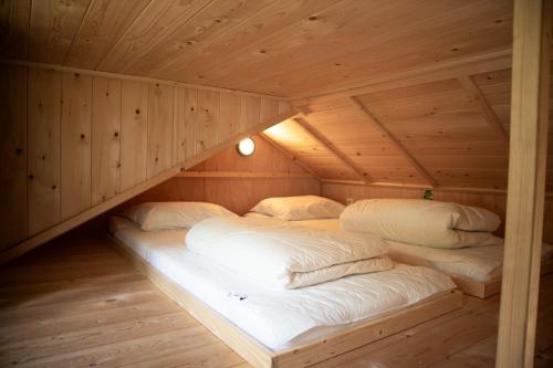a room with two beds in a wooden cabin at Kapschuur in Zuidwolde