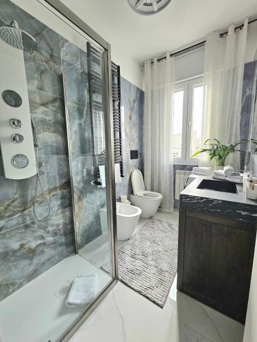 ein Badezimmer mit Dusche, Toilette und Waschbecken in der Unterkunft Da Ion in Marghera