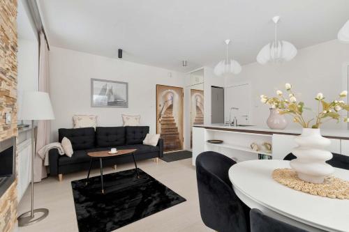 Elegant One Bedroom Apartment with Underground Parking by Noclegi Renters