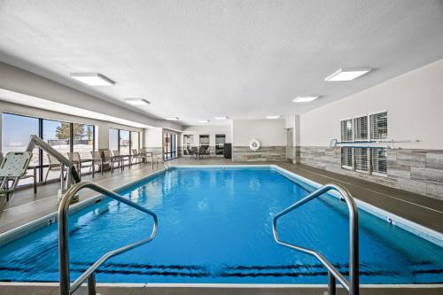 a large swimming pool with blue water in a building at Hampton Inn Bloomington West in Bloomington