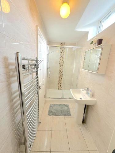 a bathroom with a shower and a sink at Modern 1 BR Apartment close to Emirates Stadium & City Links in London