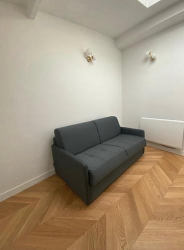 Bright studio on the 5th floor Grands Boulevards