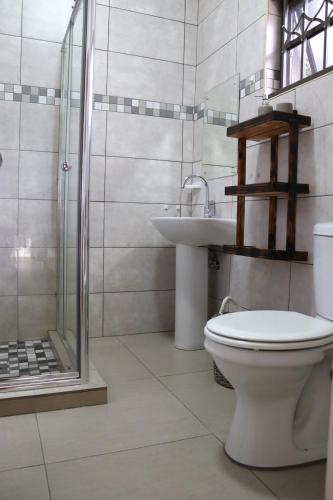 Ama's Self Catering 욕실