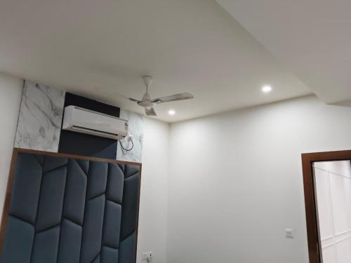 a ceiling fan in a room with a wall at hotel apple tree in Bahādurgarh