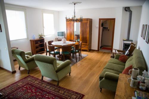 sala de estar con sofá, mesa y sillas en Casa dei Nonni, en Mirabella