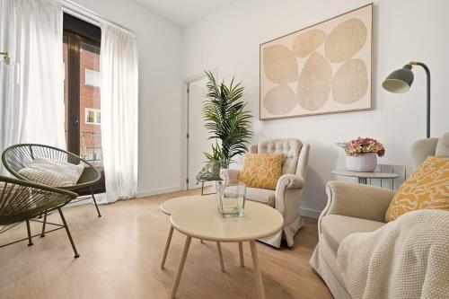 Cream Lavapiés II by Hogar4