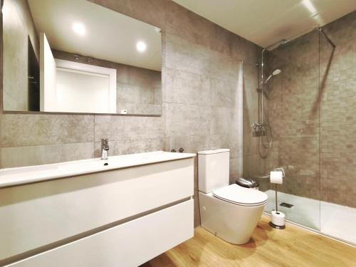 a bathroom with a toilet and a sink and a shower at Apt 2 hab Catedral II, Terraza, Parking, Centro in Valladolid
