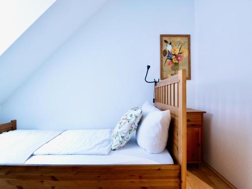 a bedroom with a bed with a wooden frame at Altstadt Apartment für 6 Personen mit Stellplatz in Memmingen